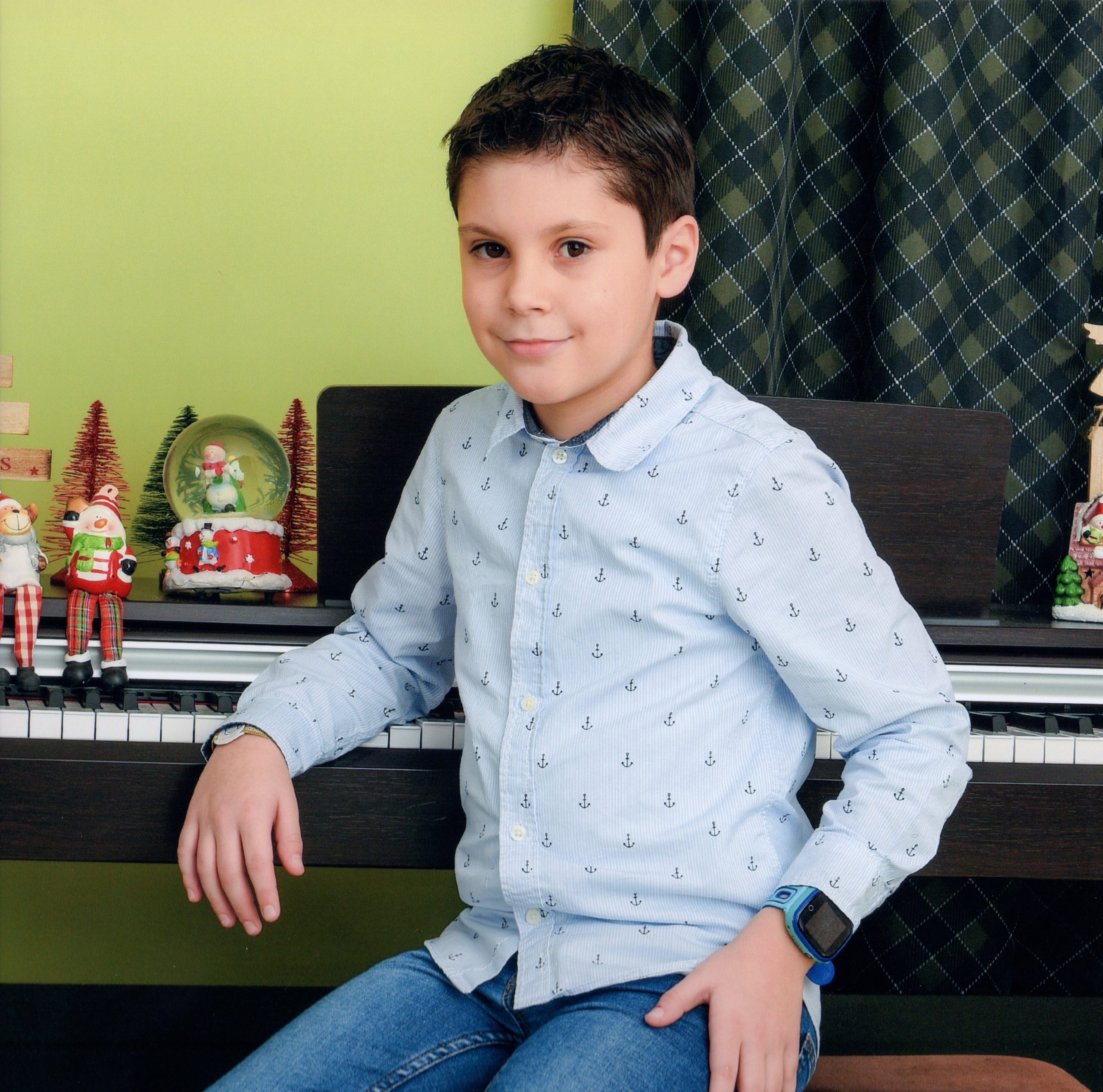 Eu sunt Andrei și pasiunile mele sunt LEGO-ul, scrima, înotul și programarea